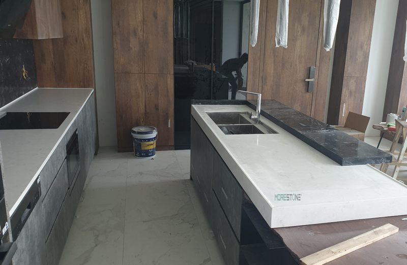 Đá bàn đảo bếp với kiểu dáng thiết kế hiện đại hứa hẹn sẽ mang đến cho không gian sống của gia đình sự sang trọng và tinh tế.