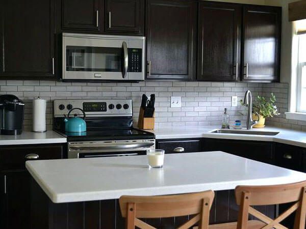 Bàn ăn mặt đá màu trắng mang đến cảm giác sang trọng góp phần mang đến không khí gia đình đầm ấm và hạnh phúc.